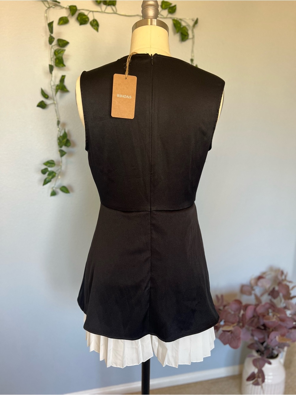 RIHOAS Coquette Pleated Trim Sleeveless Mini Dress Size S Black White - Picture 3 of 7